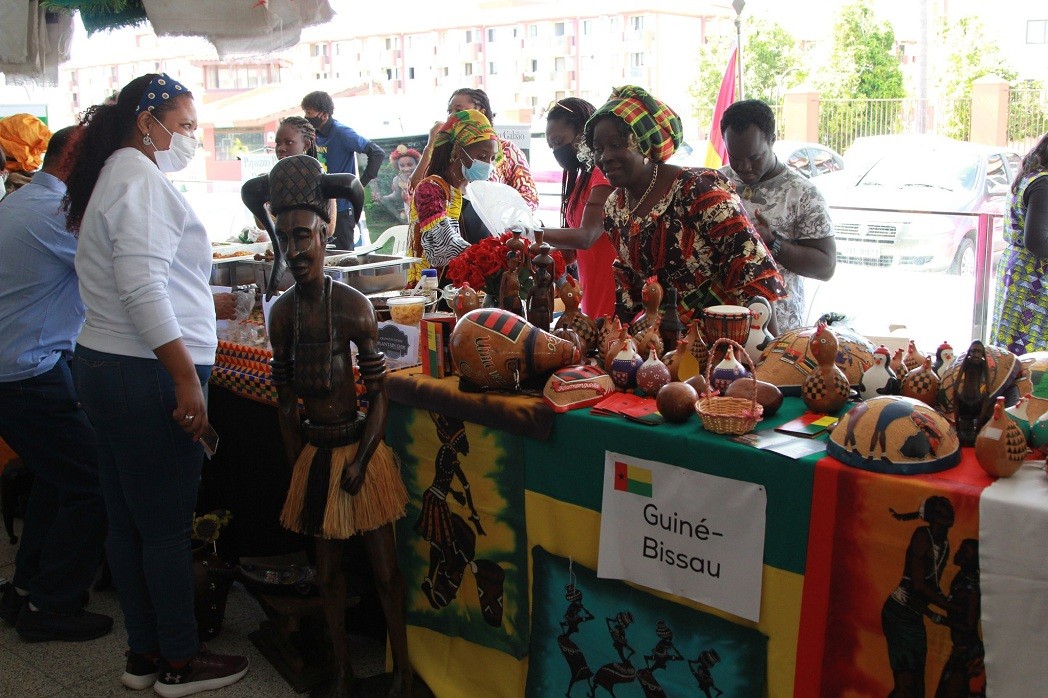 Vietnamese Handicrafts, Cuisine Introduced in Brasilia's Charity Bazaar