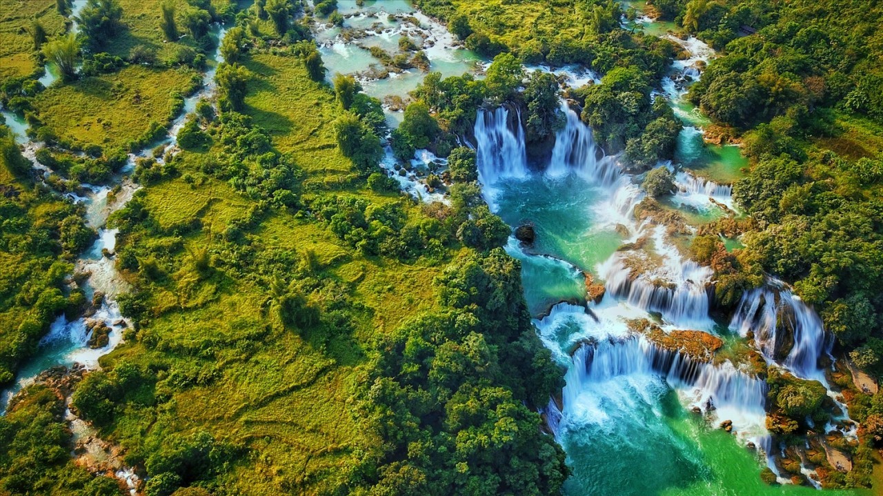 Ban Gioc Waterfall (Vietnam's Cao Bang Province) - A Masterpiece of Nature