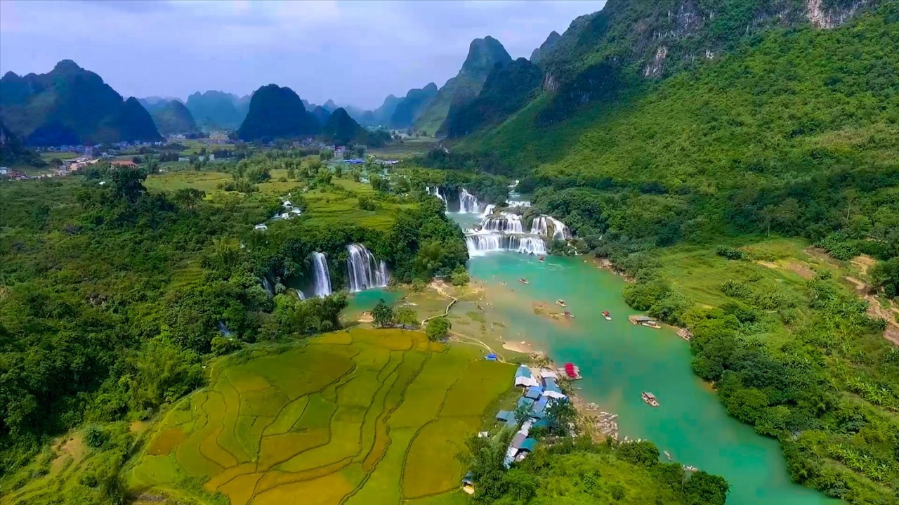 Ban Gioc Waterfall (Vietnam's Cao Bang Province) - A Masterpiece of Nature