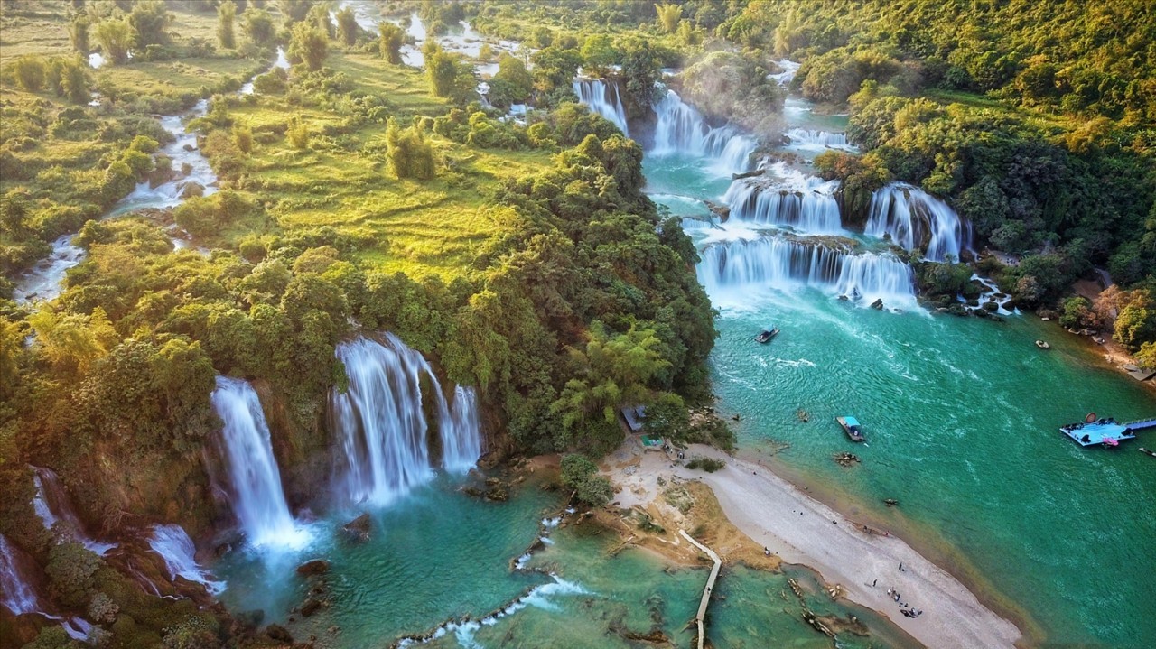 Ban Gioc Waterfall (Vietnam's Cao Bang Province) - A Masterpiece of Nature