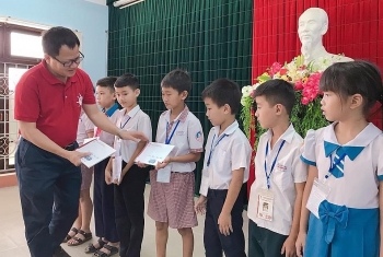thua thien hue zhishan awards scholarships to over 500 poor students