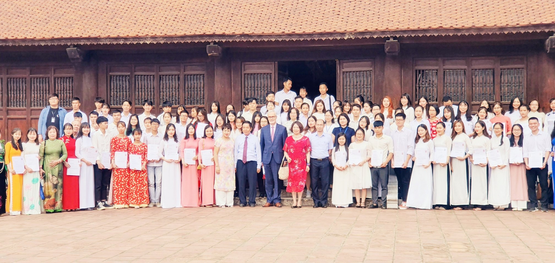 more than 90 outstanding students in hanoi receive hessen scholarships