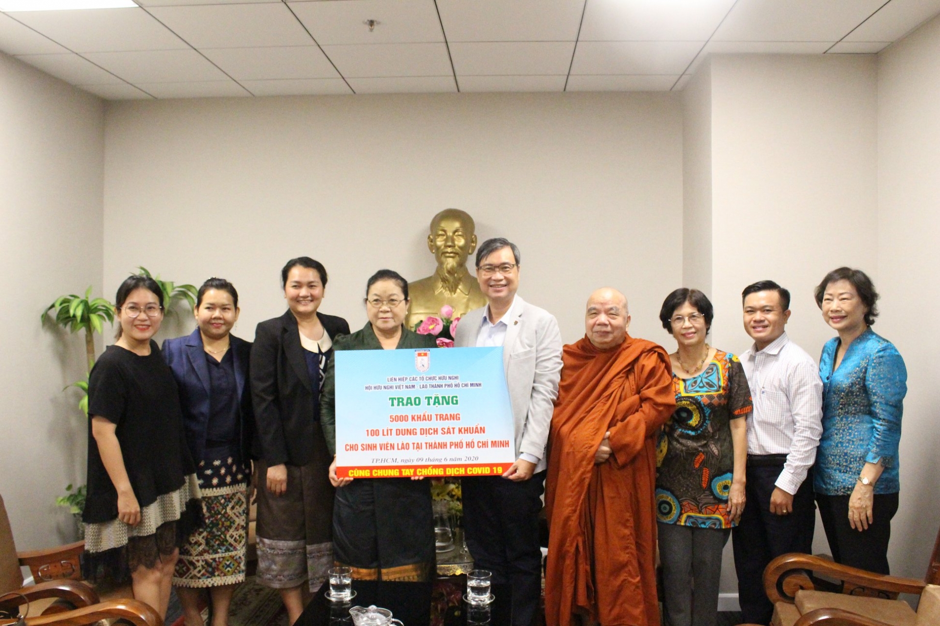 5000 masks from hufo friendship association handed over to lao students