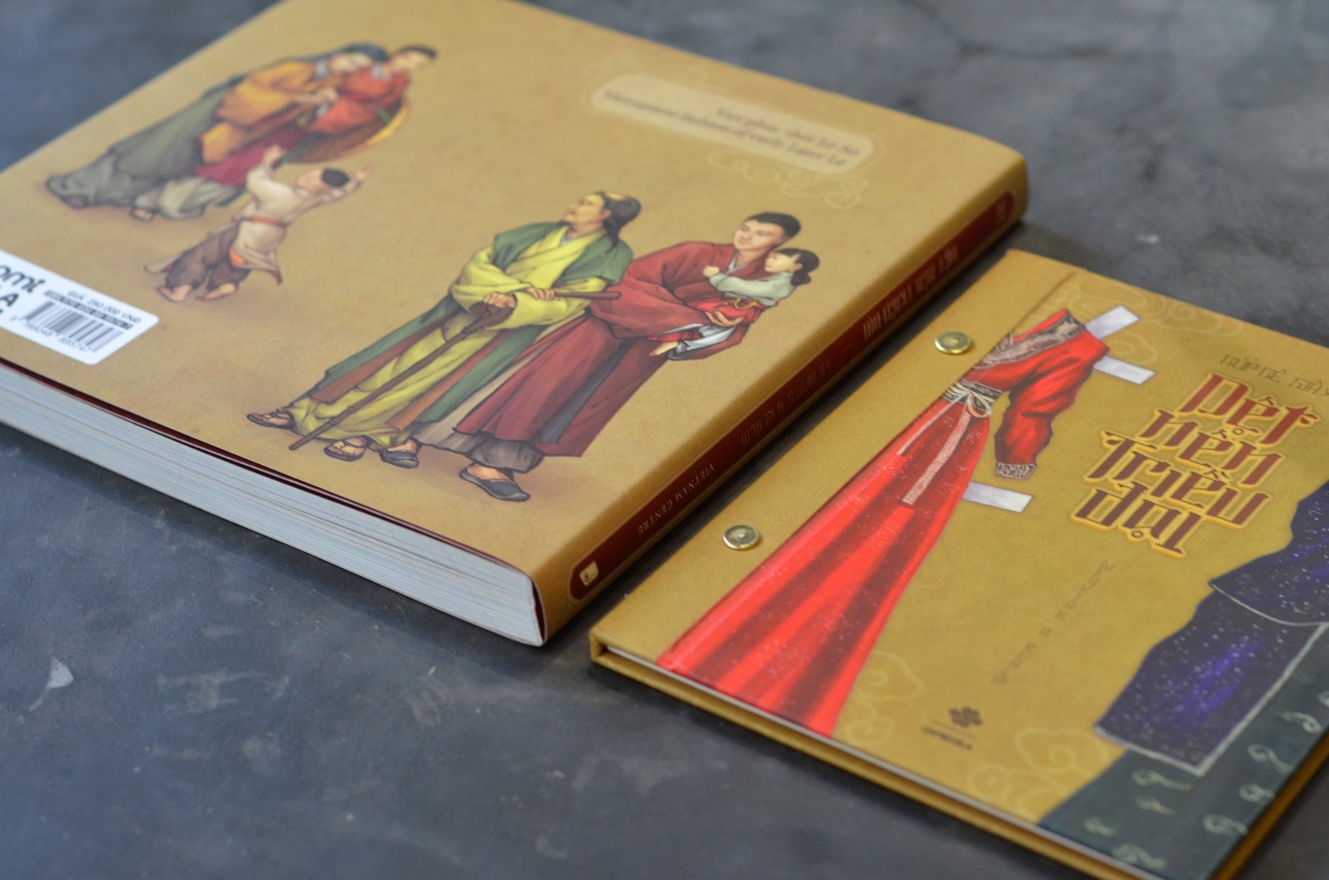 weaving a realm bilingual book introduces vietnams costumes from the 15th century