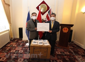10000 masks presented to vietnamese in uk for covid 19 prevention