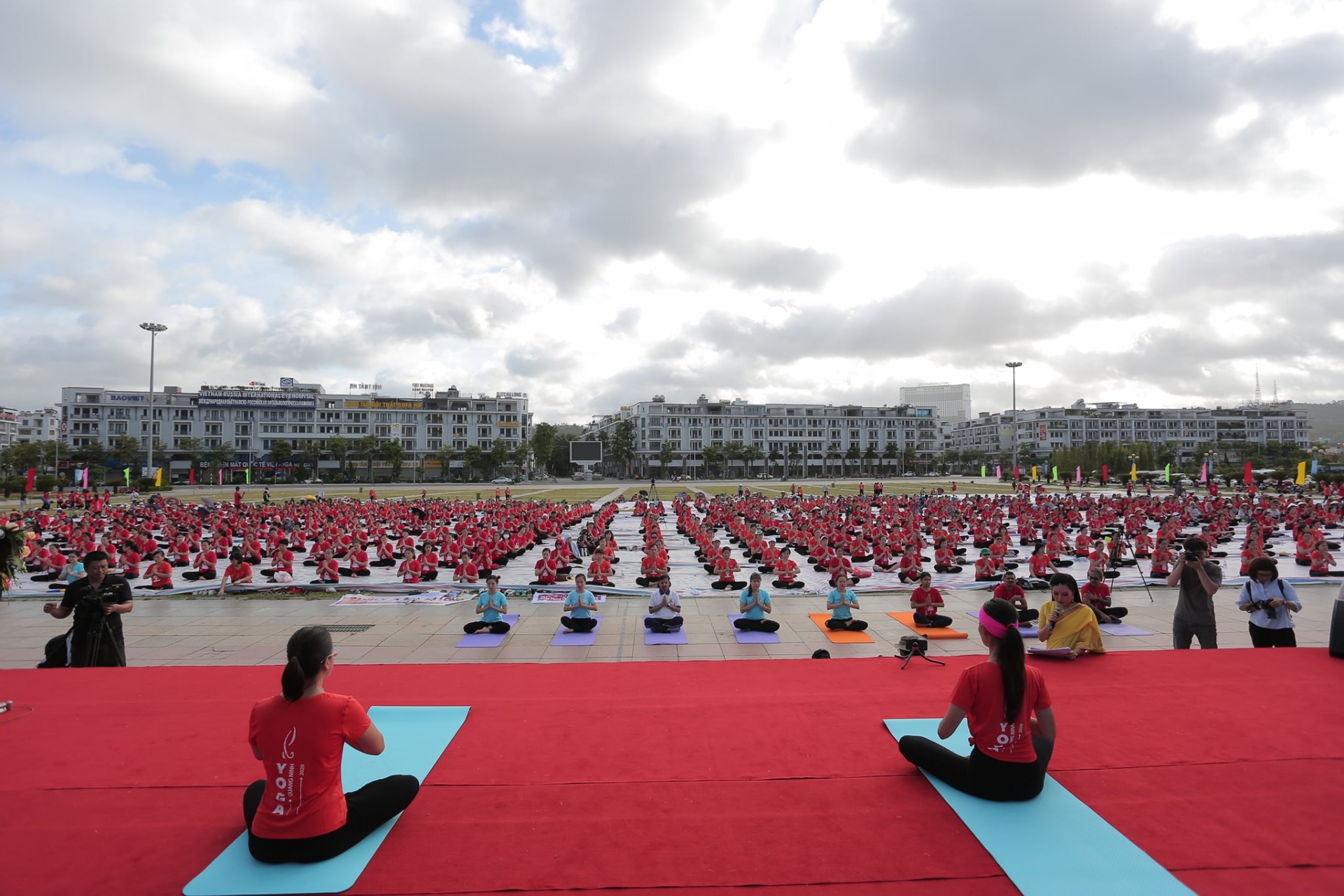 ha long bay over 3000 people join yoga performance