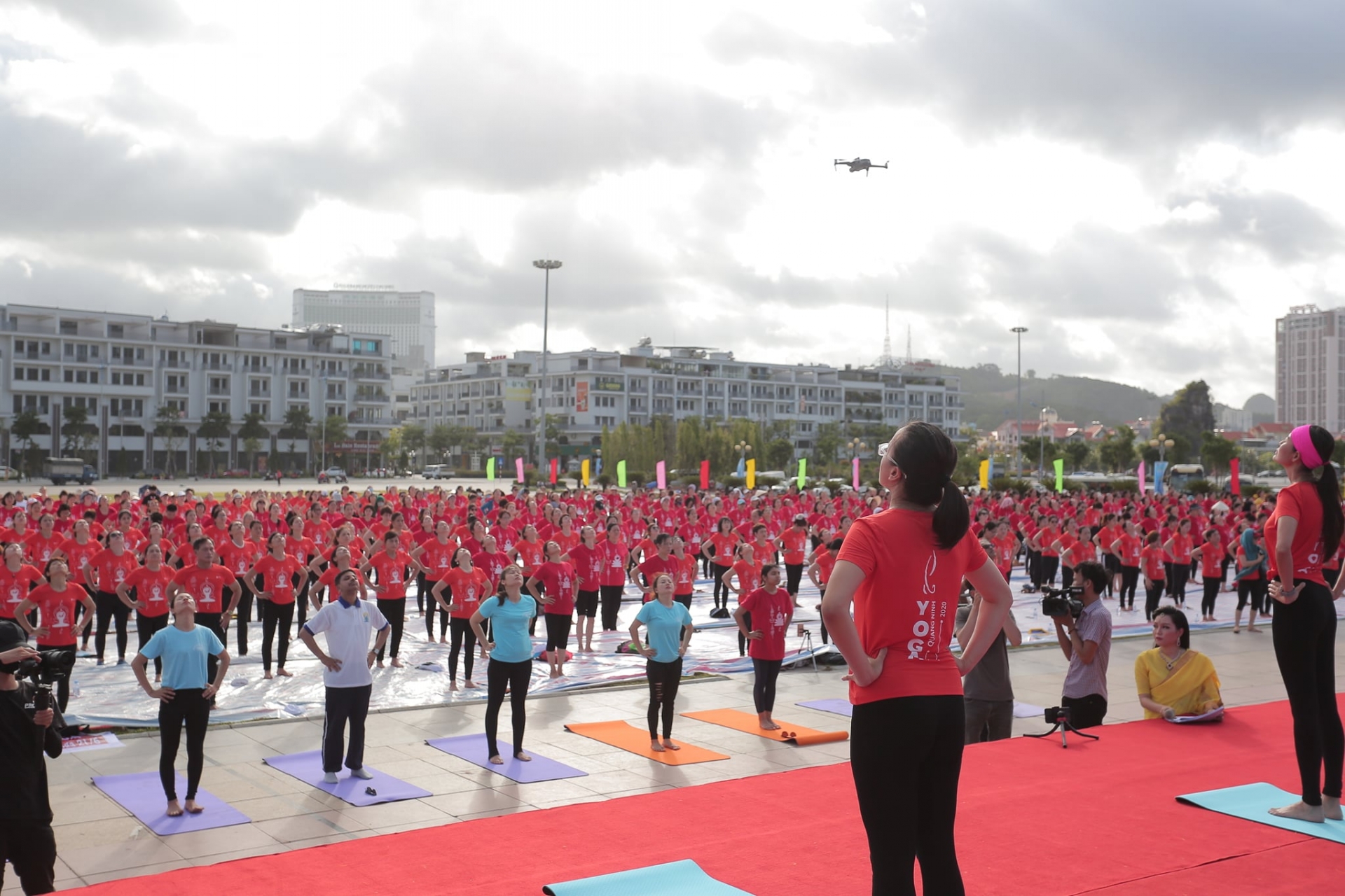 ha long bay over 3000 people join yoga performance