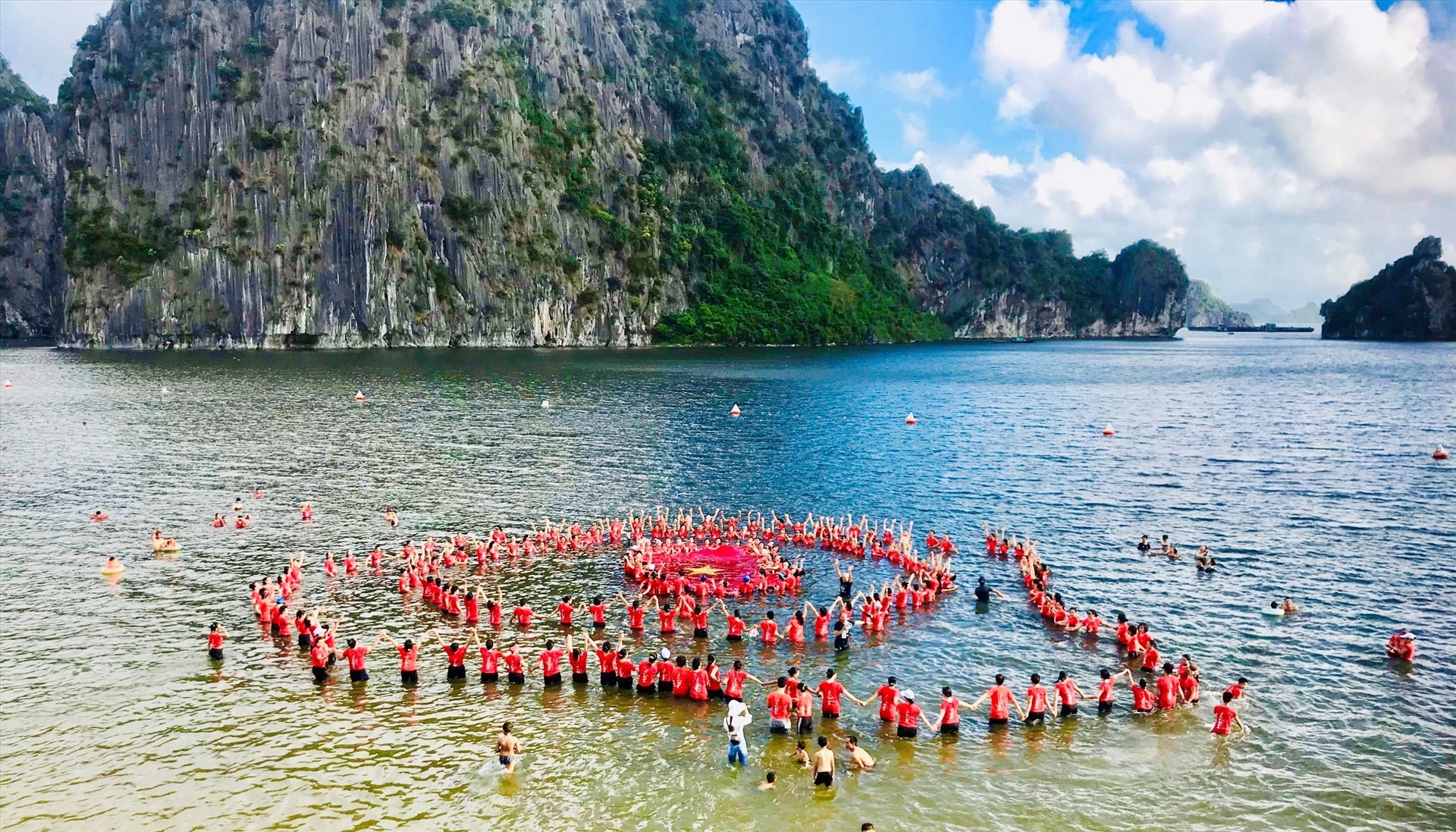 ha long bay over 3000 people join yoga performance