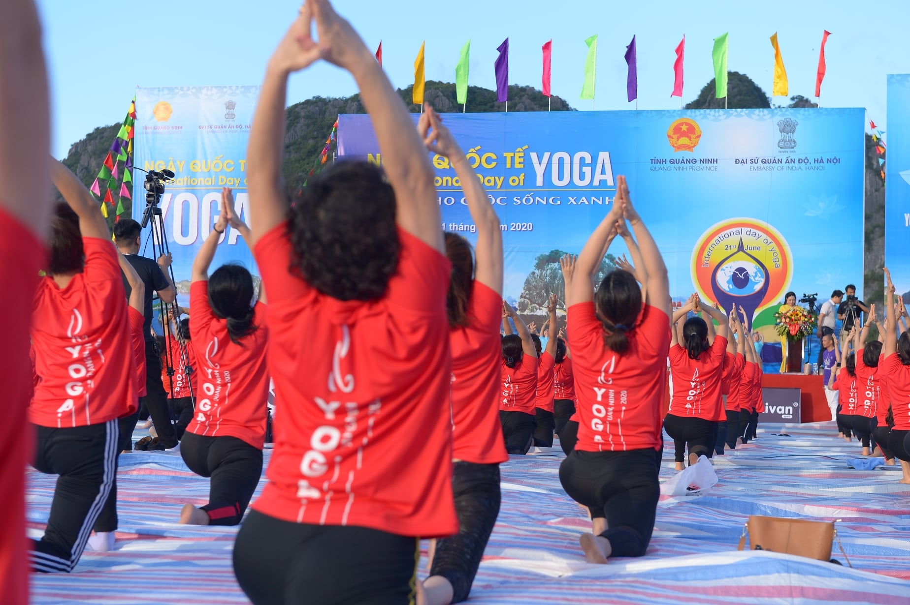 ha long bay over 3000 people join yoga performance