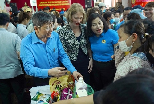 nz embassy opens zero dong supermarket to help covid 19 affected workers
