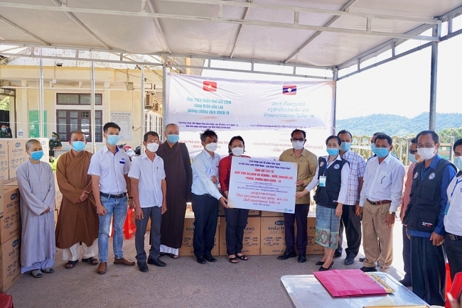 Thua Thien - Hue Friendship Union aids medical supplies to help Lao Sekong and Salavan provinces