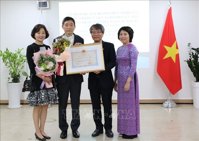 Vietnam presents friendship order to former RoK Ambassador Lee Hyuk