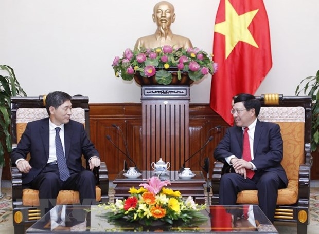 Vietnam presents friendship order to former RoK Ambassador Lee Hyuk