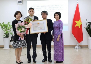 Vietnam presents friendship order to former S. Korean Ambassador Lee Hyuk