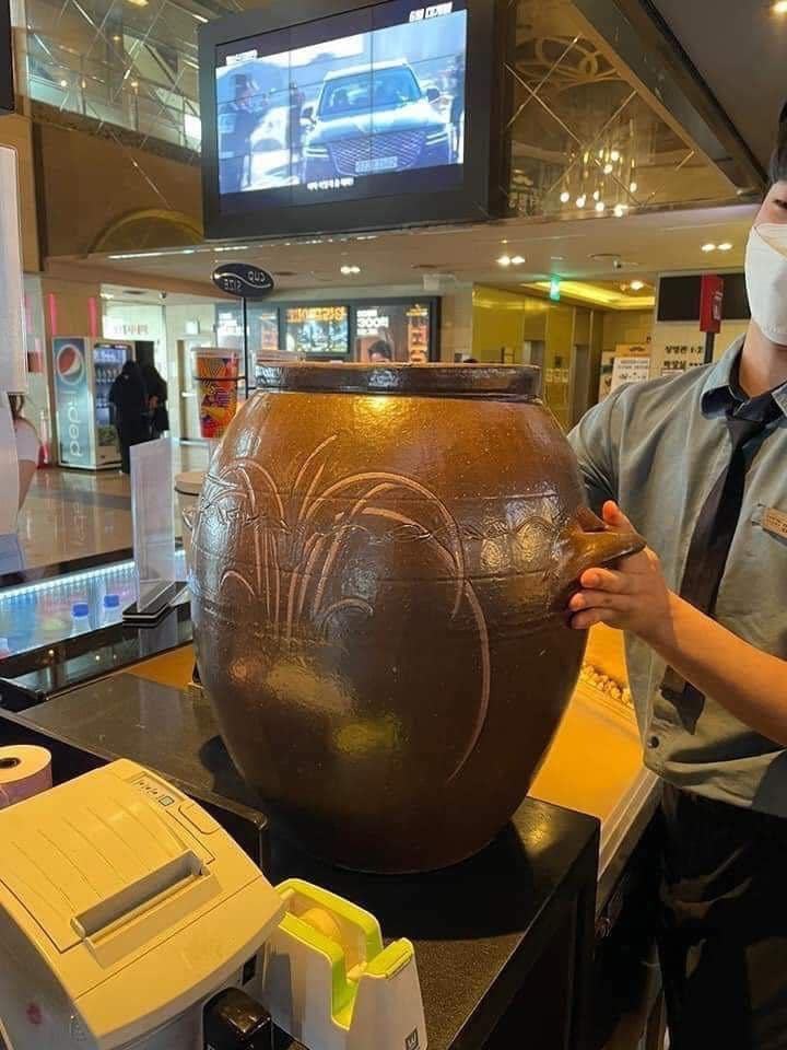 World Environment Day: Korean movie goers use kimchi jars, buckets...to buy popcorns World Environment Day: Korean movie goers use kimchi jars, buckets...to buy popcorns