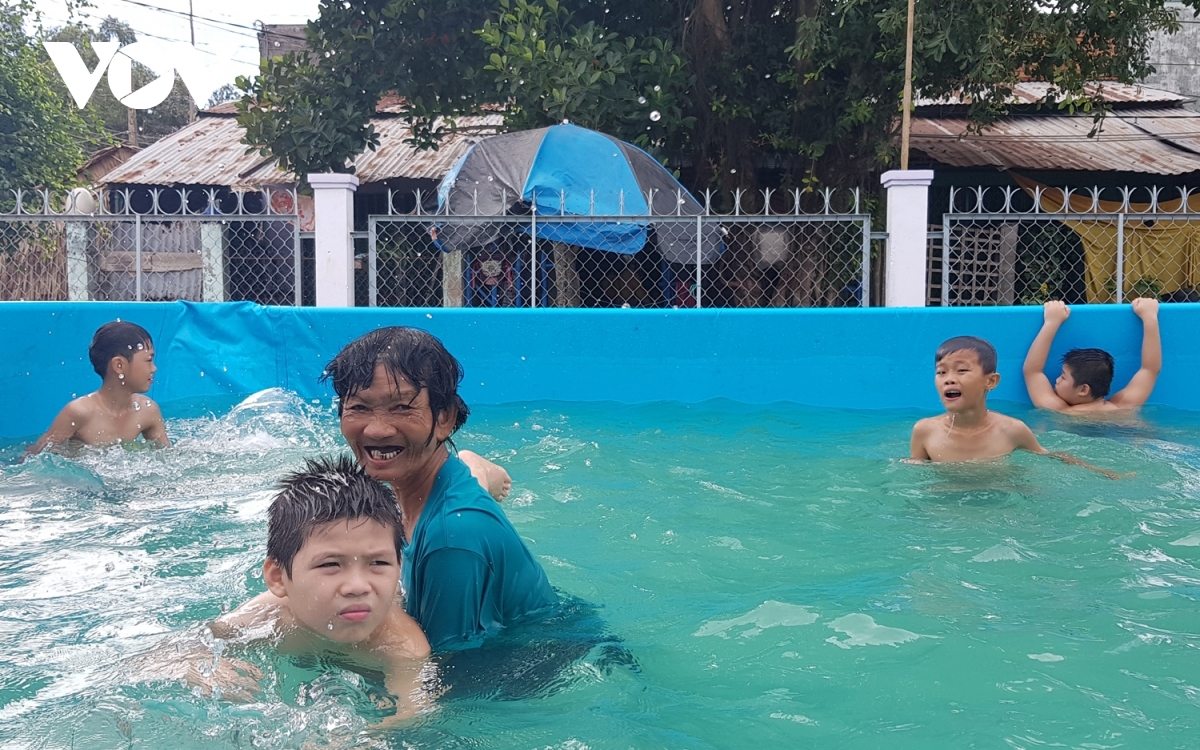 63-year-old woman teaches thousands of children to swim, honored by Forbes Vietnam