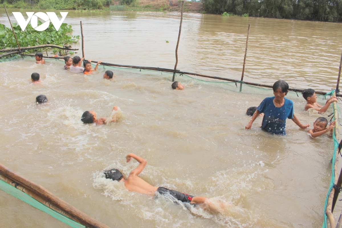 63-year-old woman teaches thousands of children to swim, honored by Forbes Vietnam