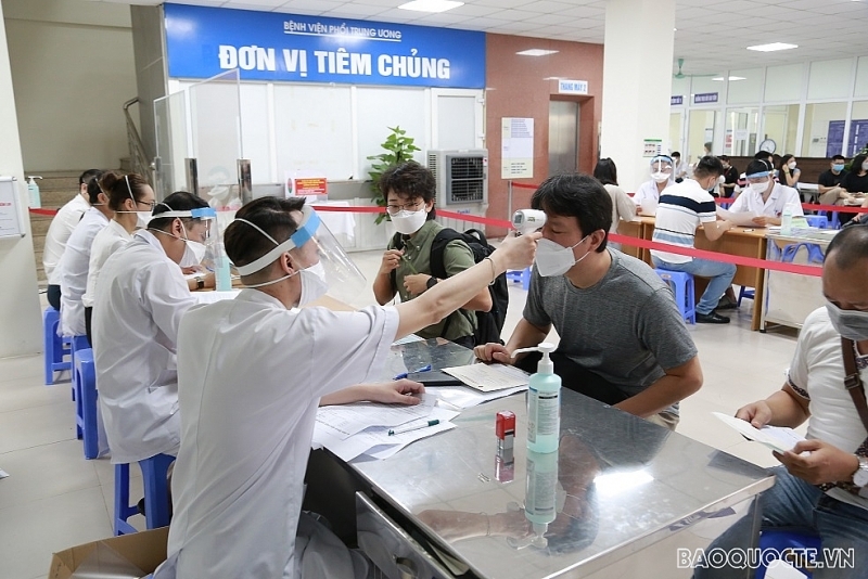 Reporters and press assistants in Vietnam given vaccine shots