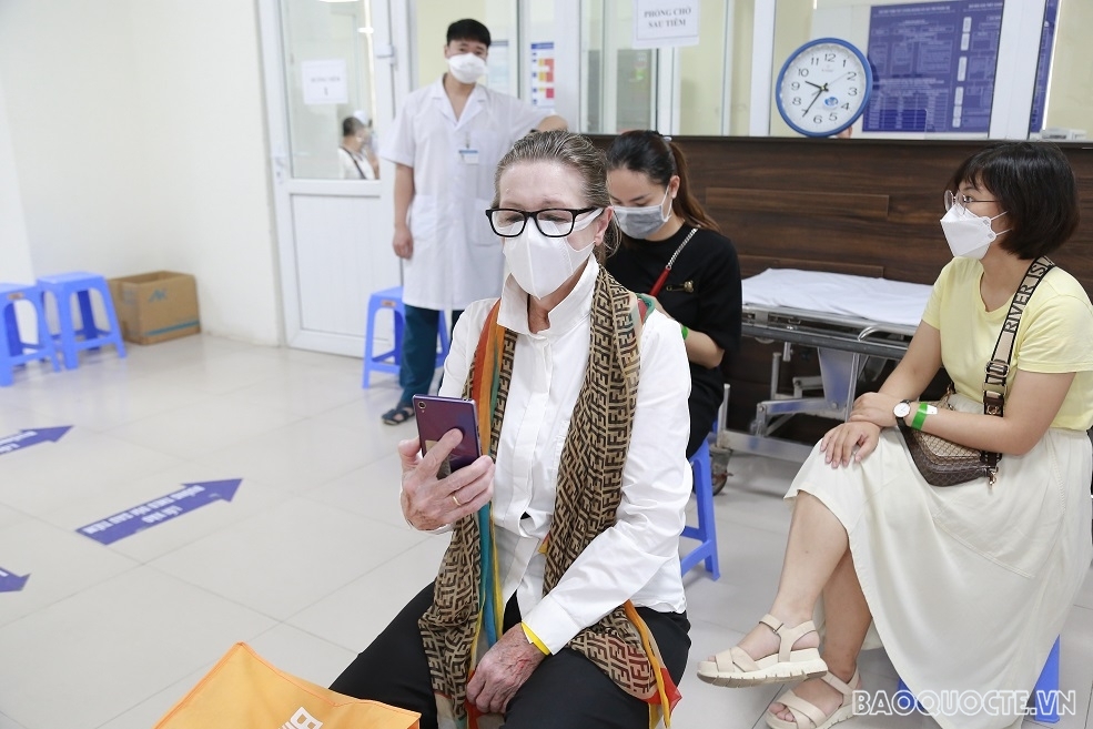 Reporters and press assistants in Vietnam given vaccine shots