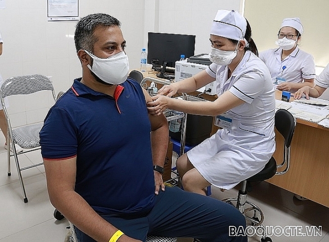 Foreign reporters and press assistants in Vietnam receive Covid shots
