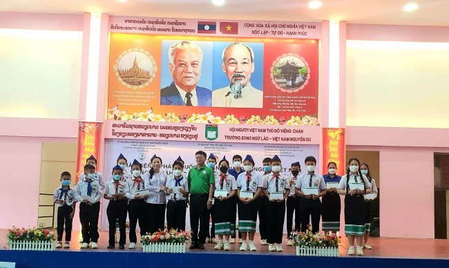 HCM City's Friendship Association Grants Scholarships for Cambodian Students