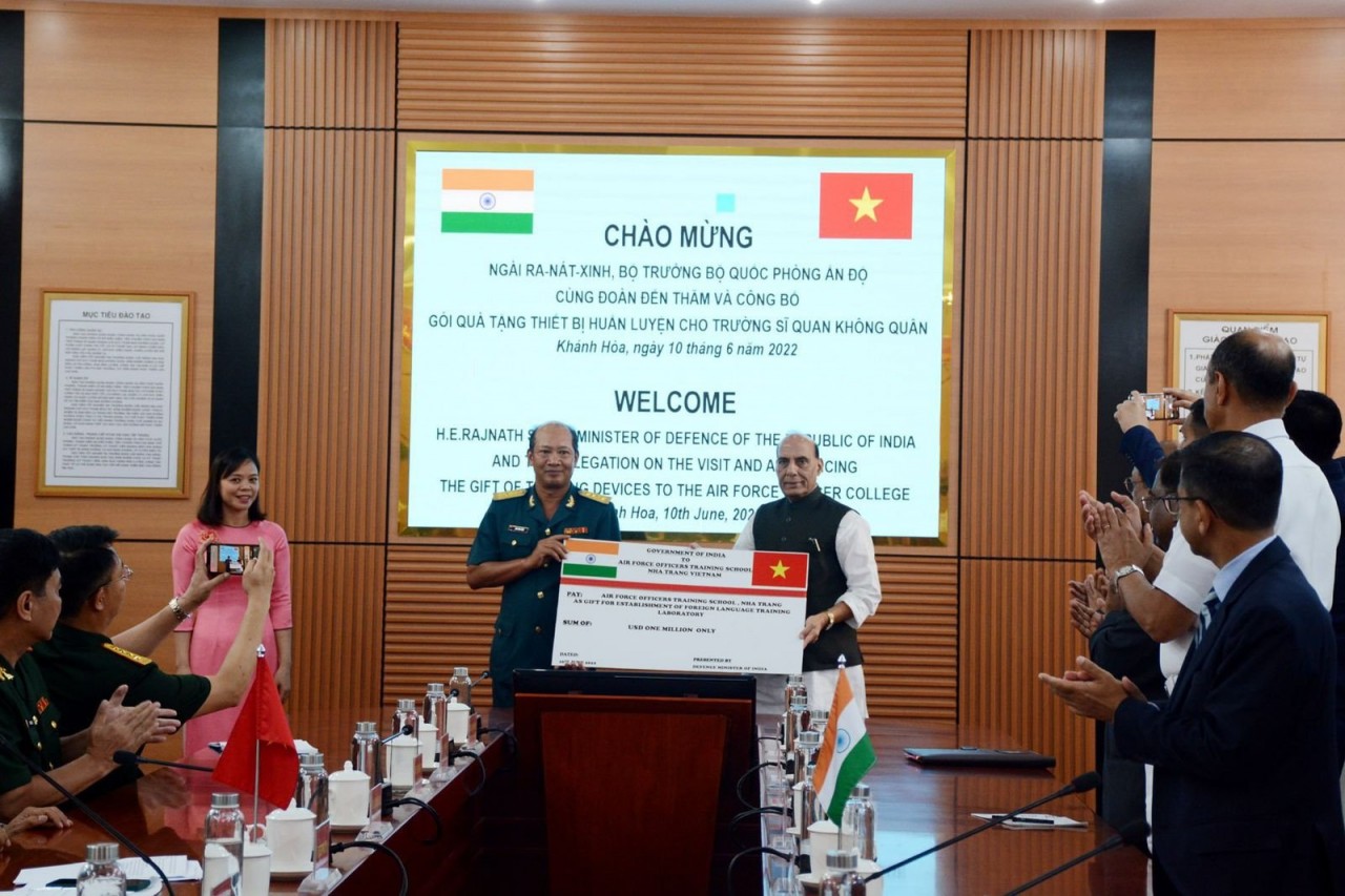 Indian Defense Minister Conludes Three-Day Official Visit to Vietnam