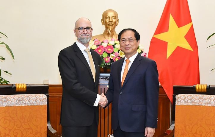 Foreign Minister Receives The New Canadian Ambassador to Vietnam