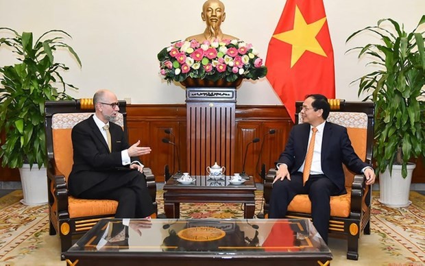 Foreign Minister Receives The New Canadian Ambassador to Vietnam