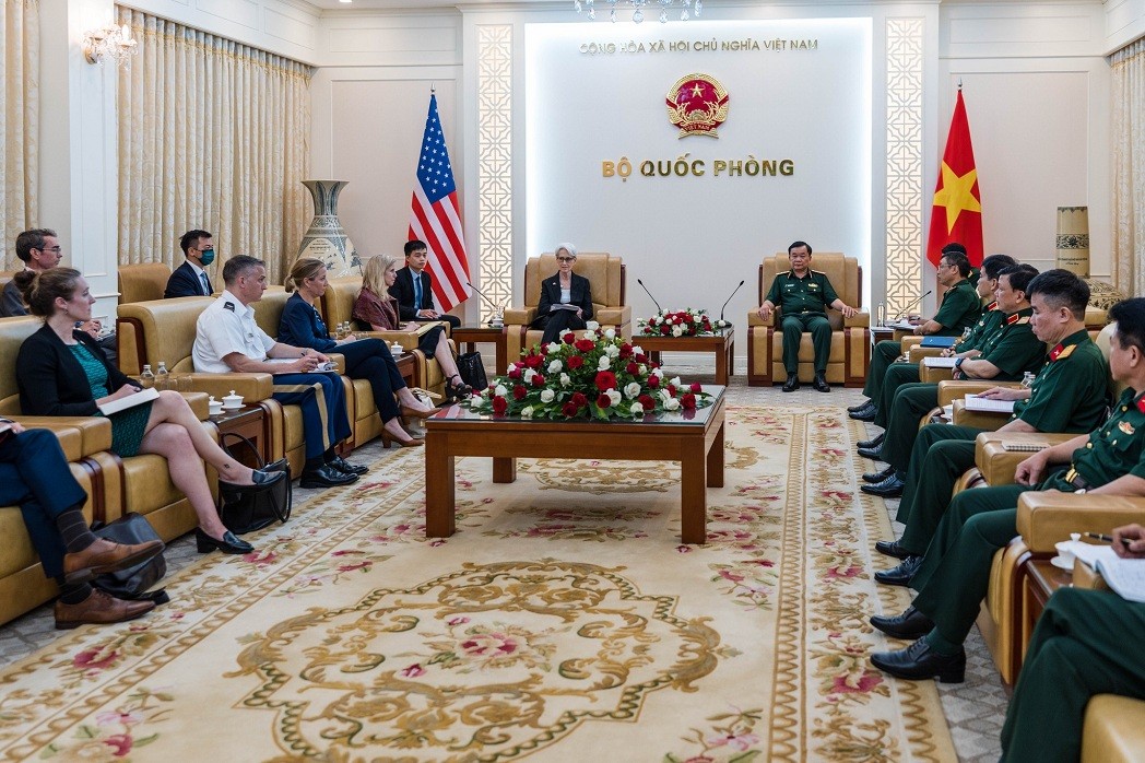 Deputy Minister of National Defence Sen. Lt. Gen. Hoang Xuan Chien (right0 and US Deputy Secretary of State Wendy Sherman. (Photo: