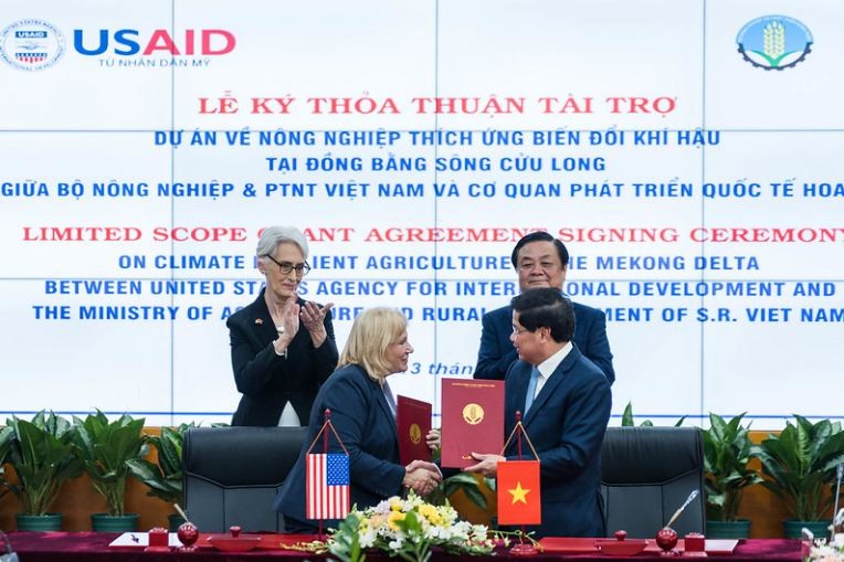 The signing was observed by MARD Minister Le Minh Hoan and Deputy Secretary Sherman.