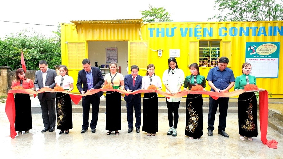 Israeli Embassy Visits Lai Chau, Gives Library to Students