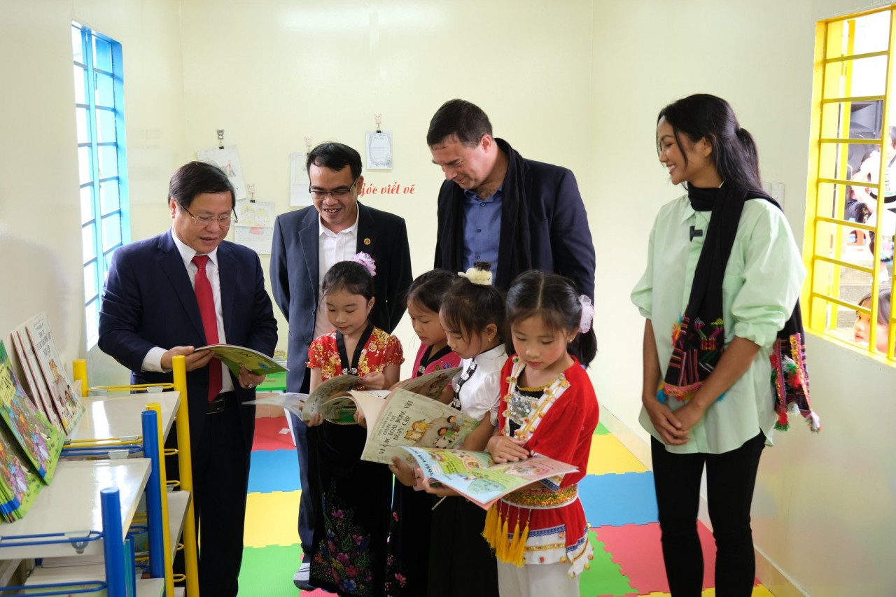 Israeli Embassy Visits Lai Chau, Gives Library to Students