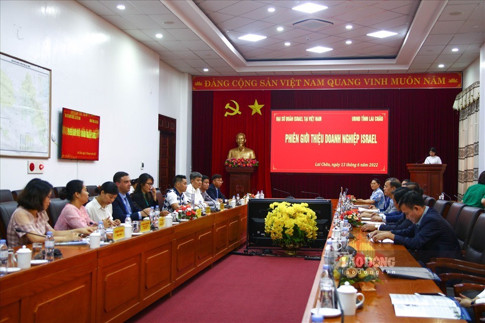 Israeli Embassy Visits Lai Chau, Gives Library to Students