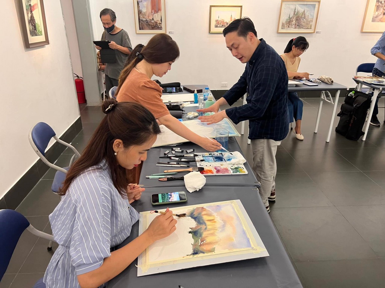 Polish-Vietnamese Painter Shares Experience to Vietnamese Art Lovers
