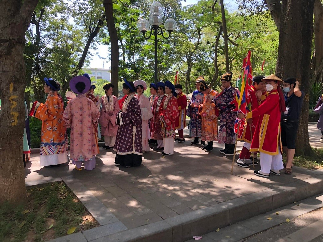 Youths Introduce Traditional Vietnamese Costumes at Hanoi Walking Street