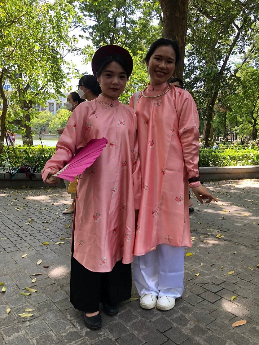 Youths Introduce Traditional Vietnamese Costumes at Hanoi Walking Street