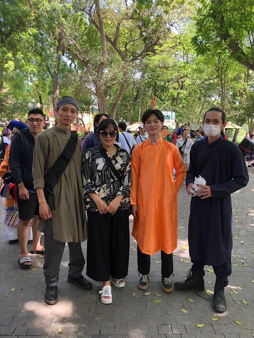 Youths Introduce Traditional Vietnamese Costumes at Hanoi Walking Street