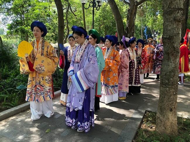 Youths Introduce Traditional Vietnamese Costumes at Hanoi Walking Street