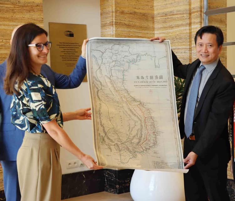 Vietnam Gifts Ancient Map to House of European History