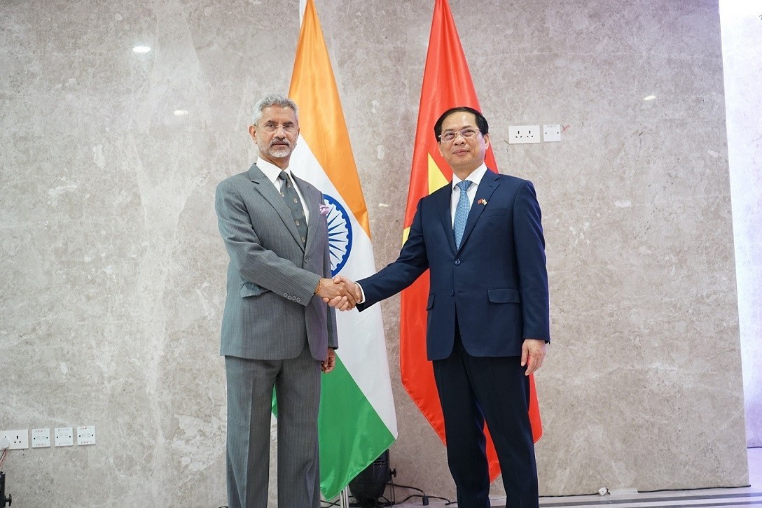 vietnamese fm meets indian counterpart to foster effective substantial partnership