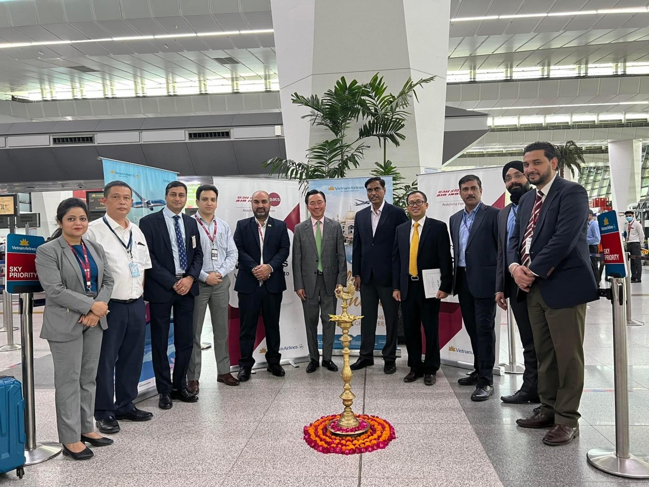 National flag carrier Vietnam Airlines on June 15 officially opened a direct route between Vietnam and India, with its first flight departing from Hanoi and landing at the Indira Gandhi international airport in New Delhi at 2:45pm (local time).
