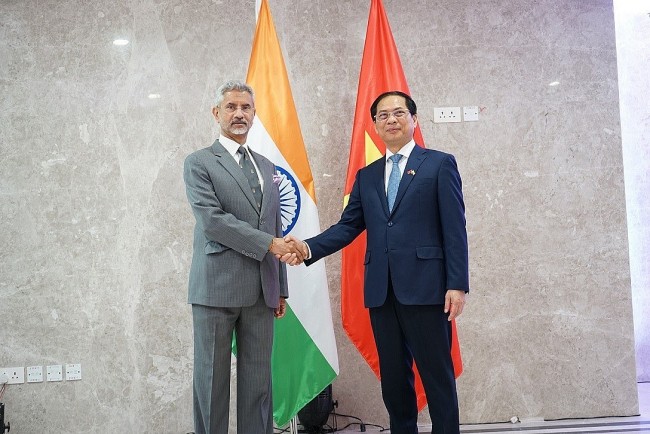 Vietnamese FM Meets Indian Counterpart to Foster Effective, Substantial Partnership