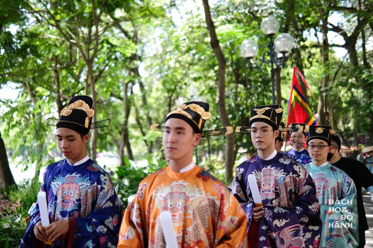 Youths Introduce Traditional Vietnamese Costumes at Hanoi Walking Street