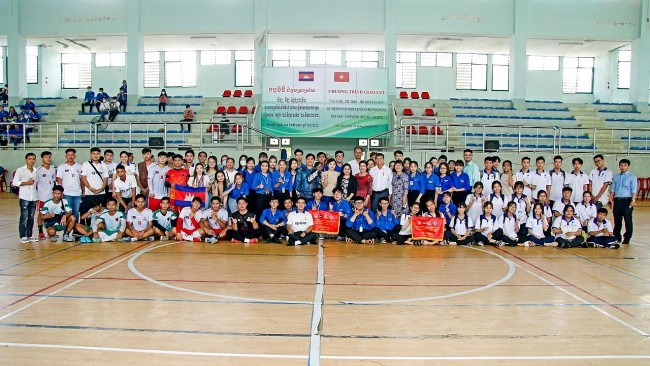 400 Vietnamese, Cambodian Students Exchange in Can Tho City