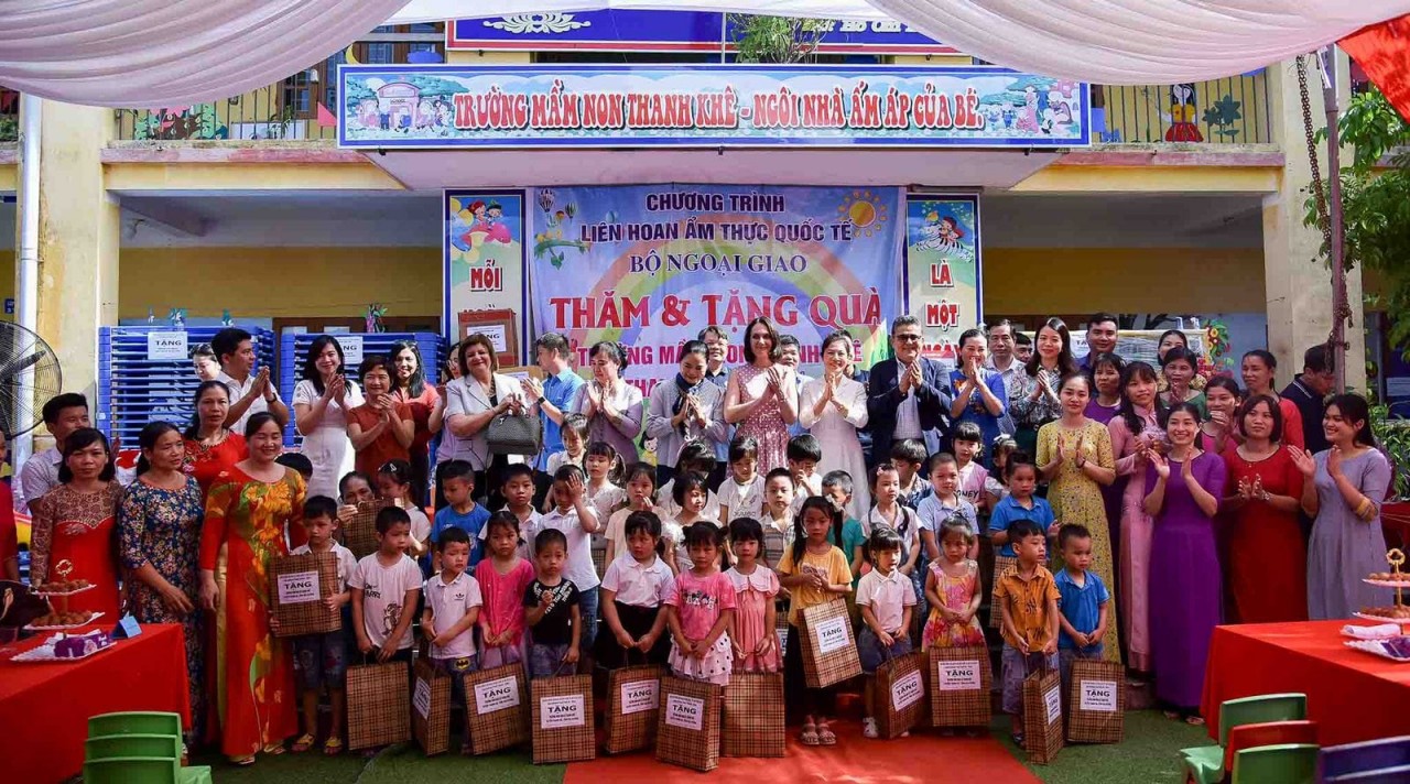 ambassadors diplomatic spouses participate in visit to hai duong province