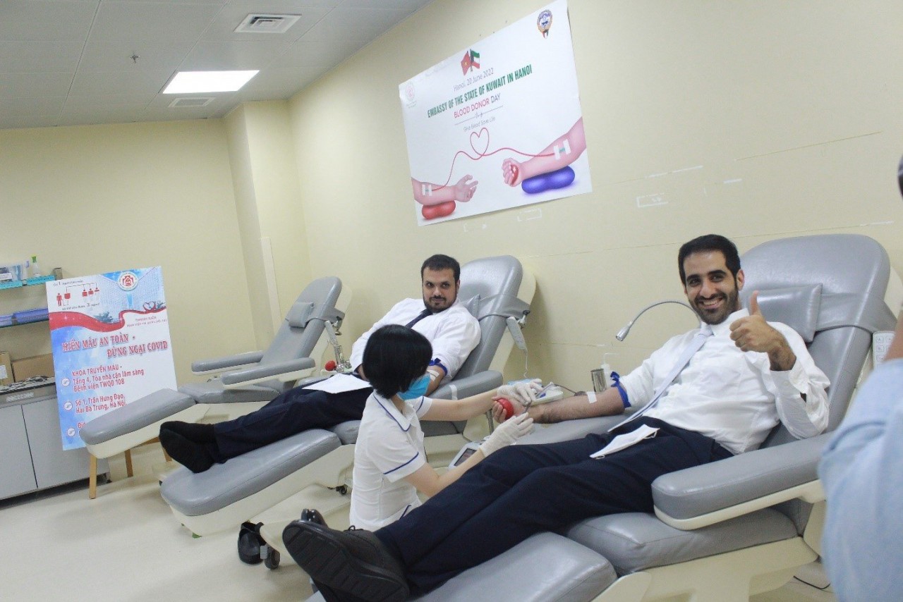 Kuwait's Embassy Donates Blood in Hanoi