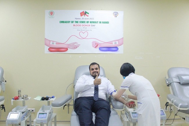 Kuwait's Embassy Donates Blood in Hanoi