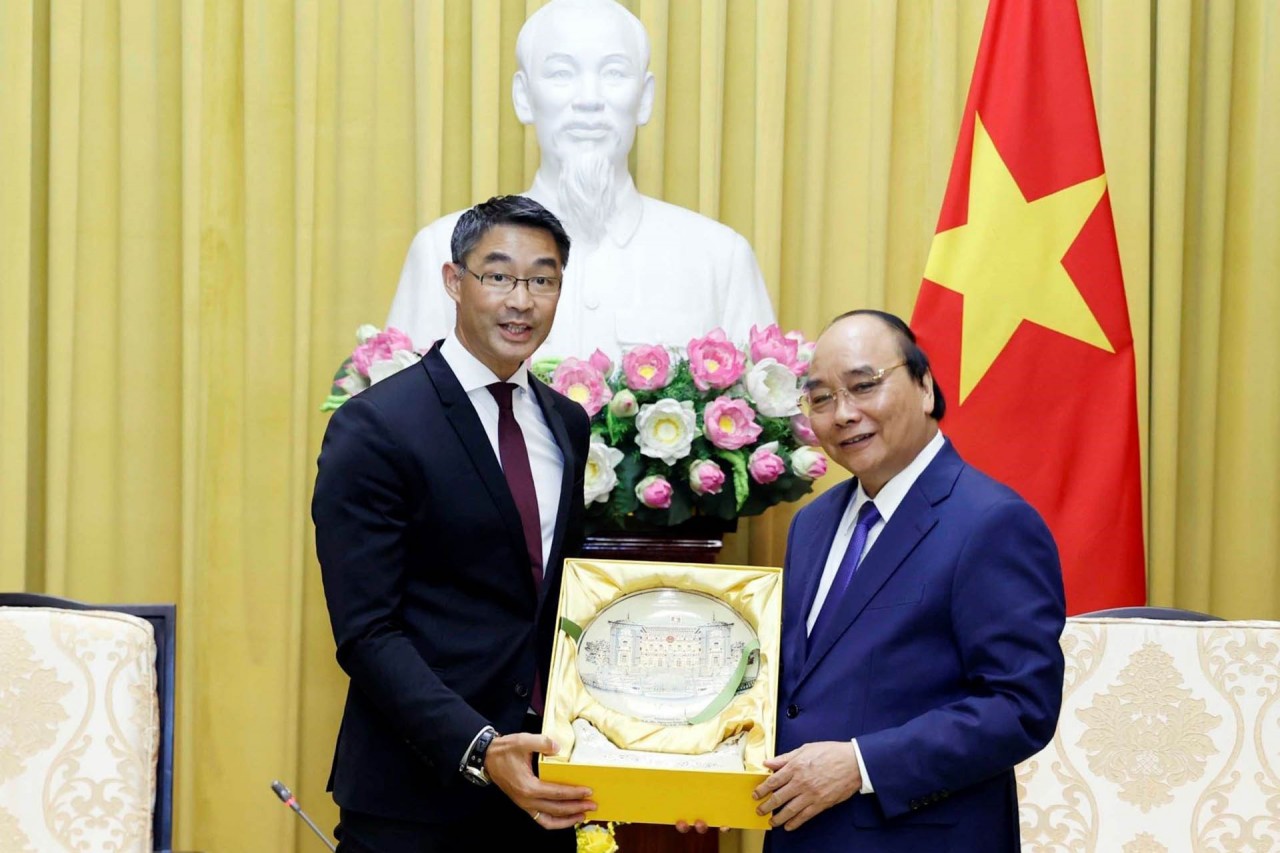 President Nguyen Xuan Phuc (R) receives Honorary Consul of Vietnam in Switzerland Philipp Rosler. Photo: VNA
