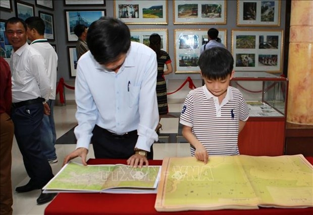 exhibition featuring vietnams sovereignty over hoang sa truong sa comes to quang tri