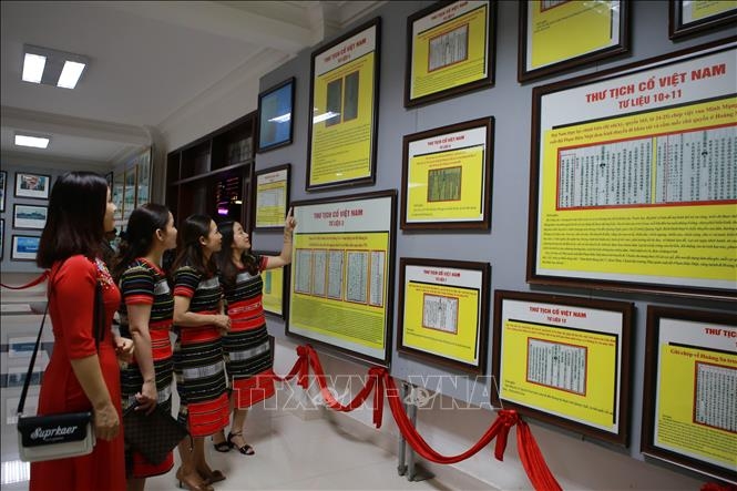 exhibition featuring vietnams sovereignty over hoang sa truong sa comes to quang tri